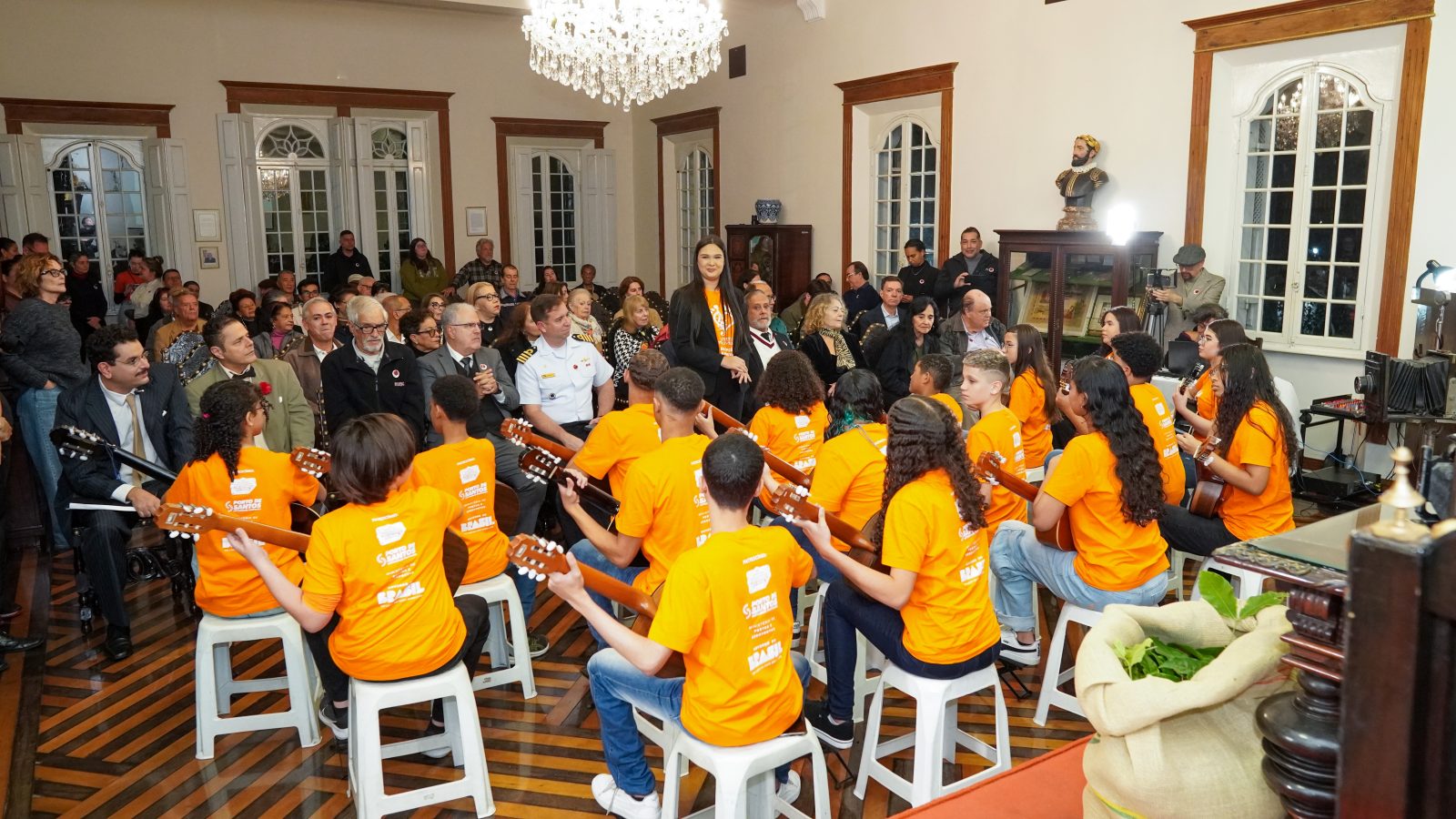 Comiss&atilde;o julgadora aplaude a Camerata P&eacute;s Livres