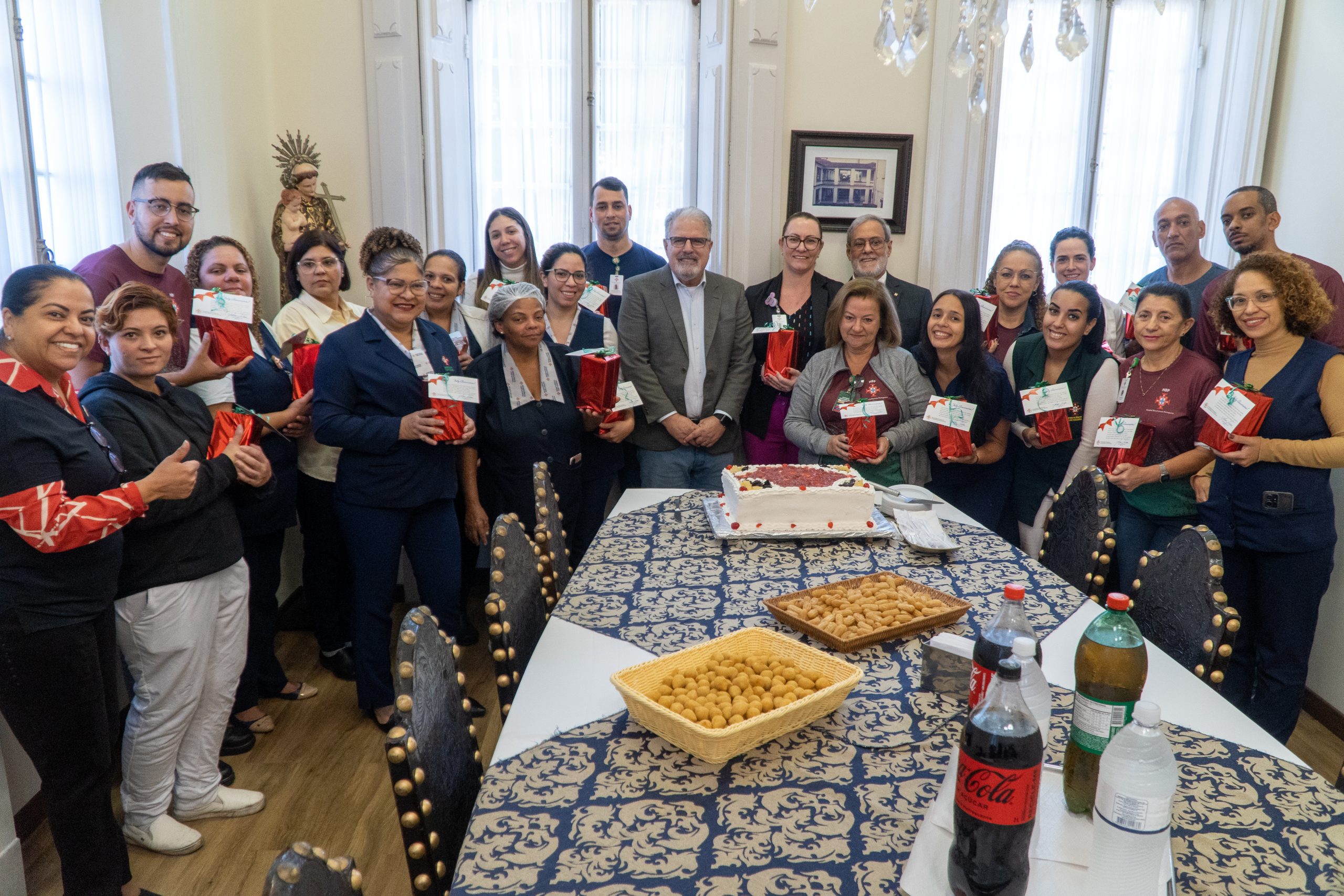 Aniversariantes do mês revelando talentos